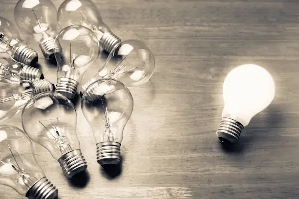 Una lampadina accesa spicca tra tante spente