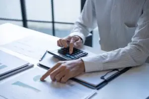 Un consulente finanziario prepara un preventivo analizzando i dati