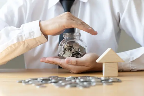 Un uomo protegge i suoi risparmi per l'acquisto di una casa