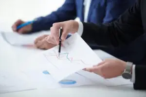 Un consulente finanziario analizza il portafoglio finanziario