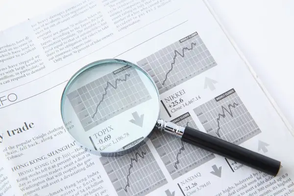 Una lente fa notare un dettaglio di un indice di borsa